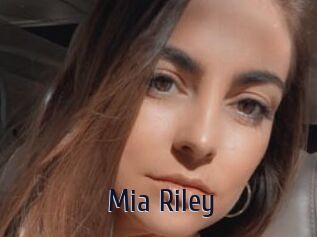 Mia_Riley